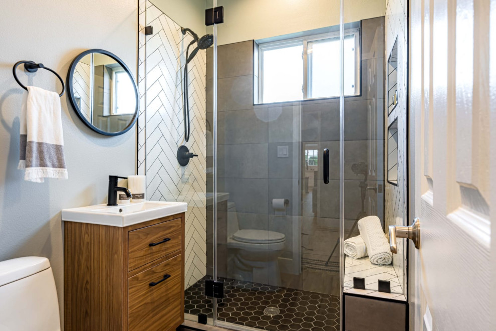 Idéer för ett litet klassiskt vit badrum med dusch, med släta luckor, skåp i mellenmörkt trä, en dusch i en alkov, en toalettstol med hel cisternkåpa, tunnelbanekakel, grå väggar, klinkergolv i keramik, ett integrerad handfat, grått golv och dusch med gångjärnsdörr