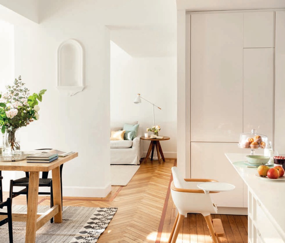 Imagen de comedor romántico de tamaño medio con paredes blancas, suelo de madera en tonos medios y suelo marrón