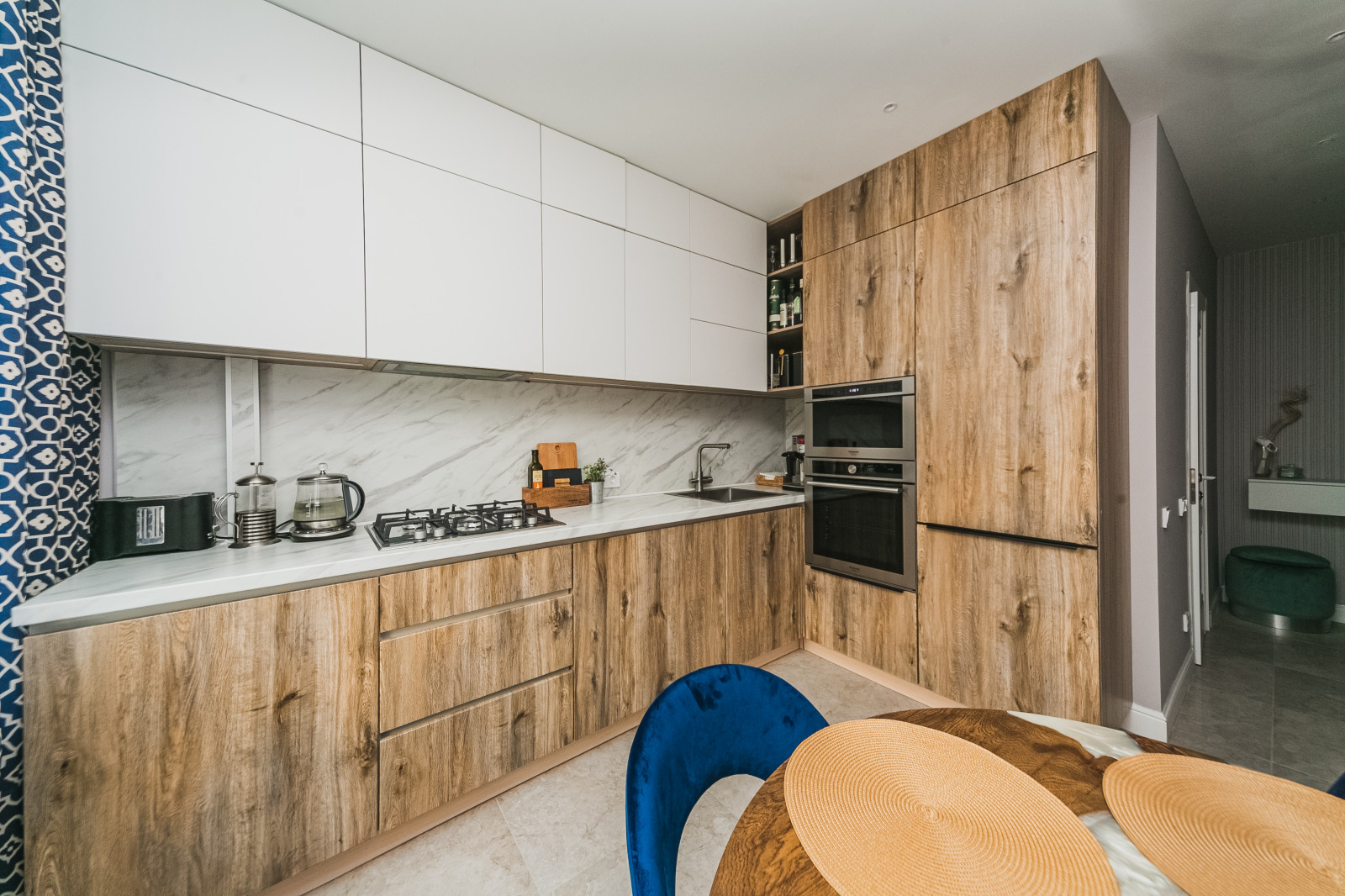 Светлая кухня с древесным декором