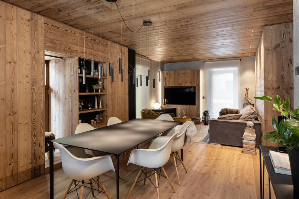 Idées déco pour une salle à manger ouverte sur la cuisine montagne en bois de taille moyenne avec un mur marron, parquet foncé et un plafond en bois.