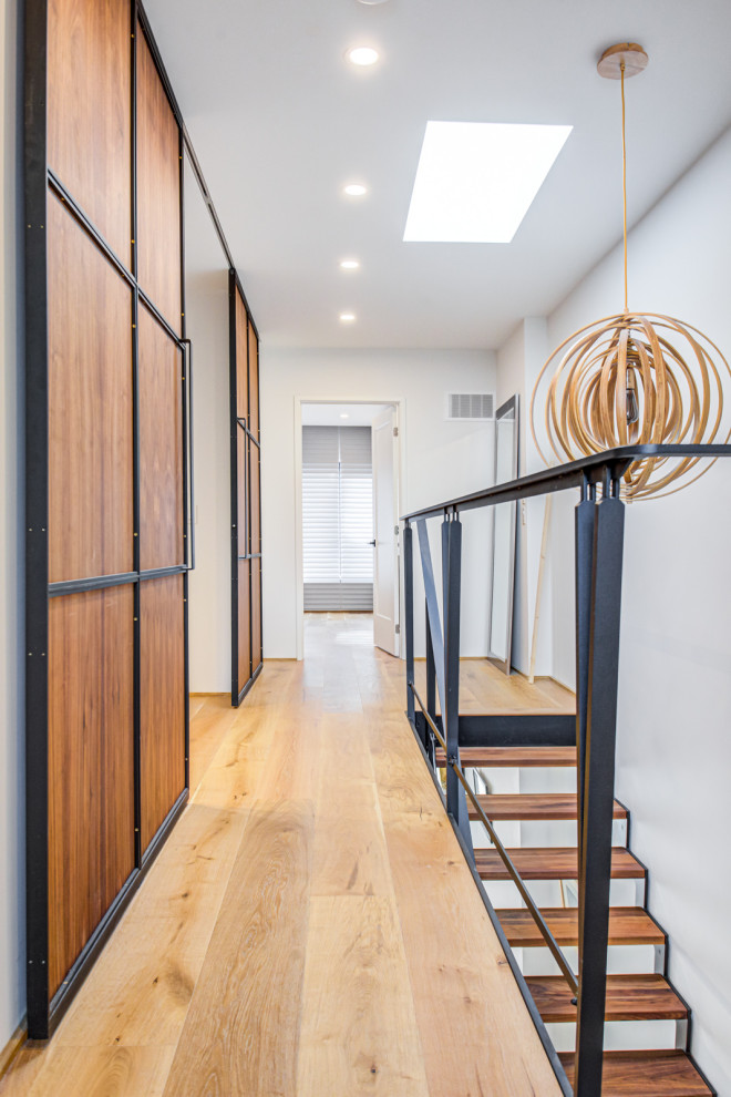 This is an example of a contemporary hallway in Toronto.