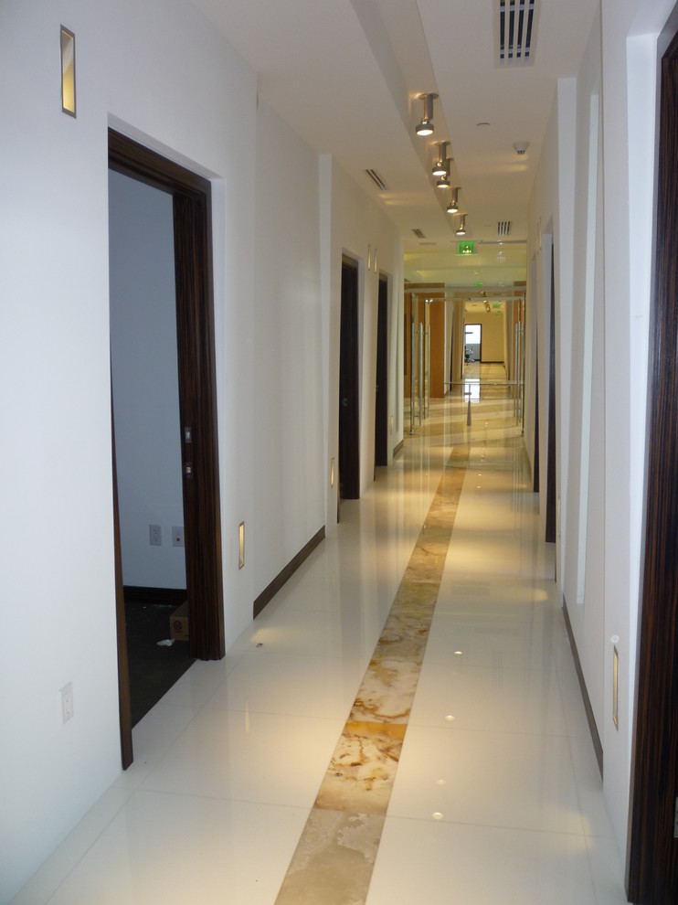 Foto di un ampio ingresso o corridoio minimalista con pareti bianche e pavimento in marmo