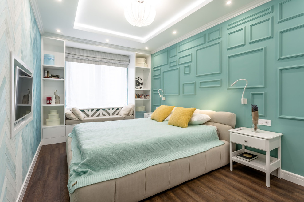 Small eclectic master bedroom in Yekaterinburg with vinyl floors, brown floor, green walls and no fireplace.