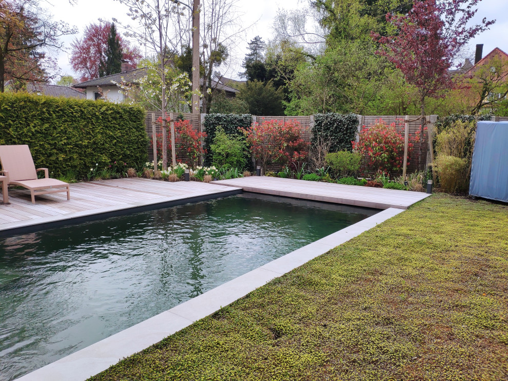 Mittelgroßes Modernes Sportbecken in rechteckiger Form mit Pool-Gartenbau und Natursteinplatten in München