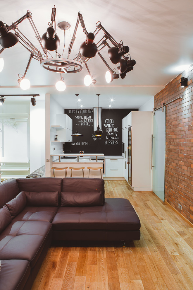 Кипельно белый и контрастный черный