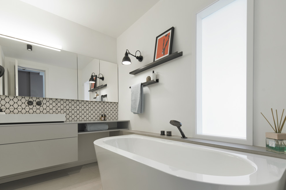 Smart-Glas-Fenster im milchigen Modus über der Badewanne