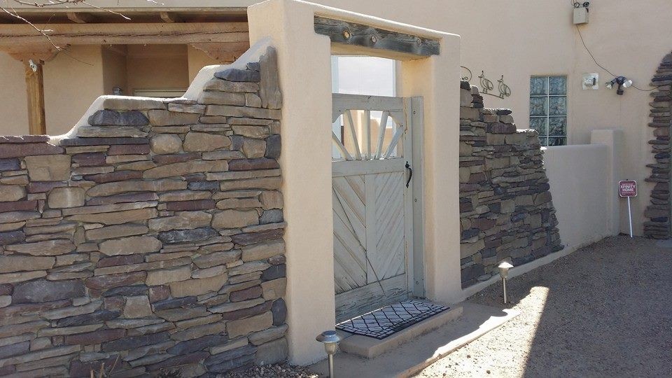 Home design - rustic home design idea in Albuquerque