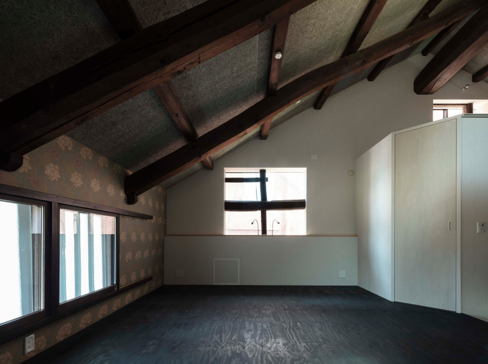 Идея дизайна: хозяйская спальня среднего размера в восточном стиле с серыми стенами, полом из фанеры, черным полом, балками на потолке и обоями на стенах без камина