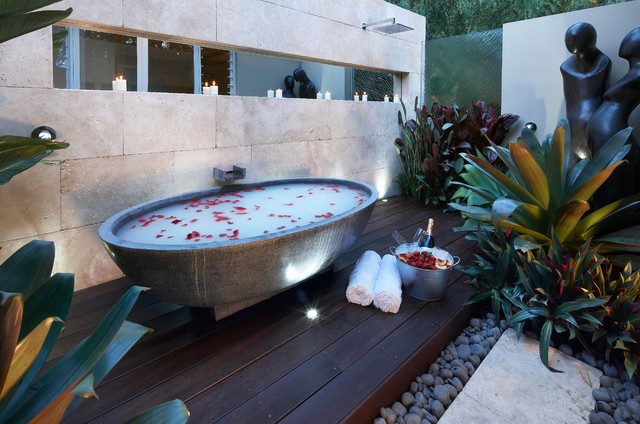 Intimate Hideaway contemporary-badrum