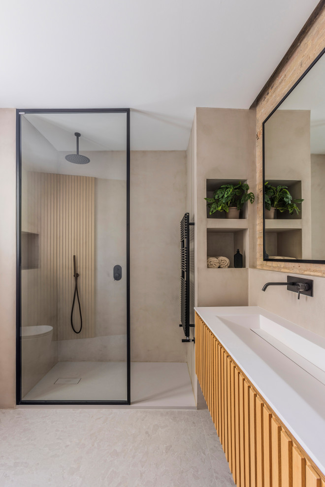 Exempel på ett modernt vit vitt badrum, med skåp i mellenmörkt trä, en dusch i en alkov, beige kakel, beige väggar, ett avlångt handfat, grått golv och med dusch som är öppen