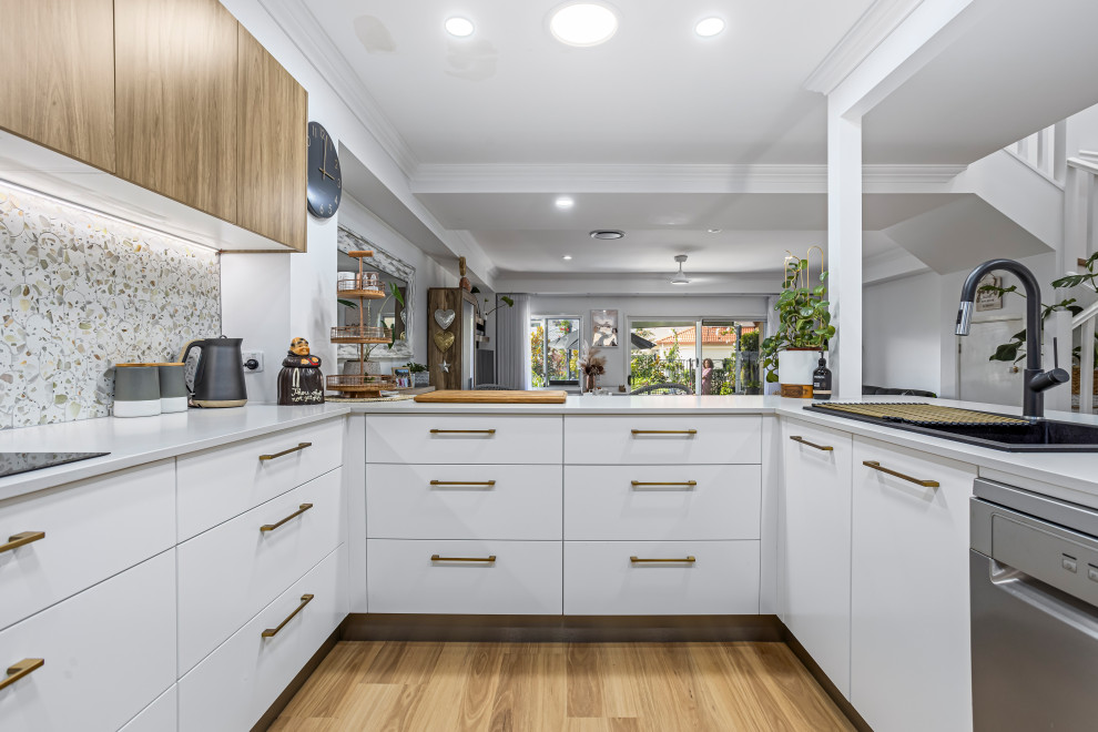 Photo of a transitional kitchen in Gold Coast - Tweed.
