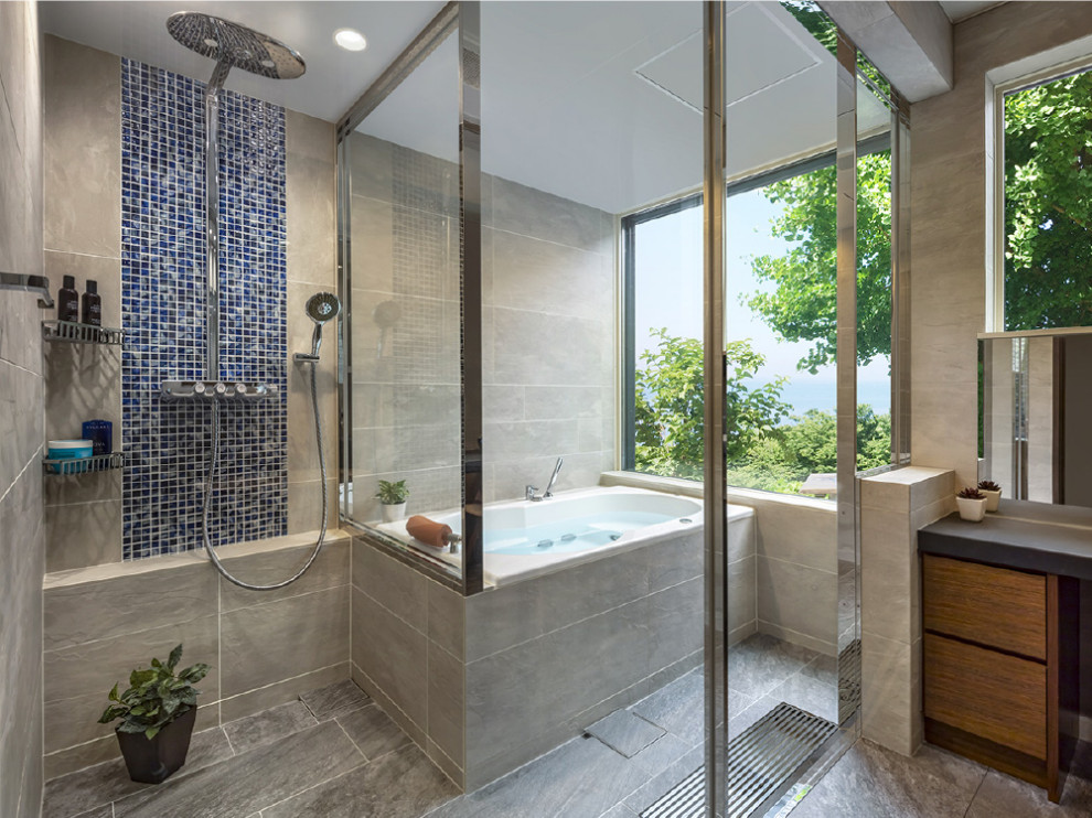 Modernes Badezimmer mit Einbaubadewanne, beigen Fliesen, beiger Wandfarbe, Einbauwaschbecken, grauem Boden, schwarzer Waschtischplatte, Doppelwaschbecken, eingebautem Waschtisch und eingelassener Decke in Tokio