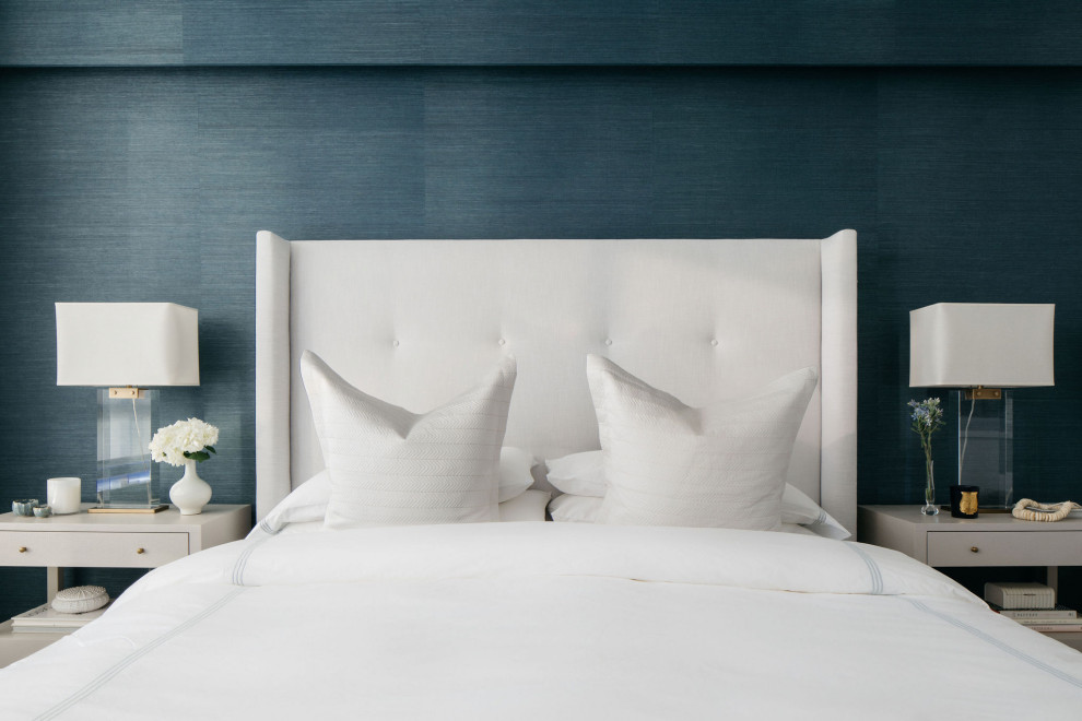 Esempio di una camera da letto contemporanea di medie dimensioni con pareti blu, parquet scuro, pavimento marrone e boiserie