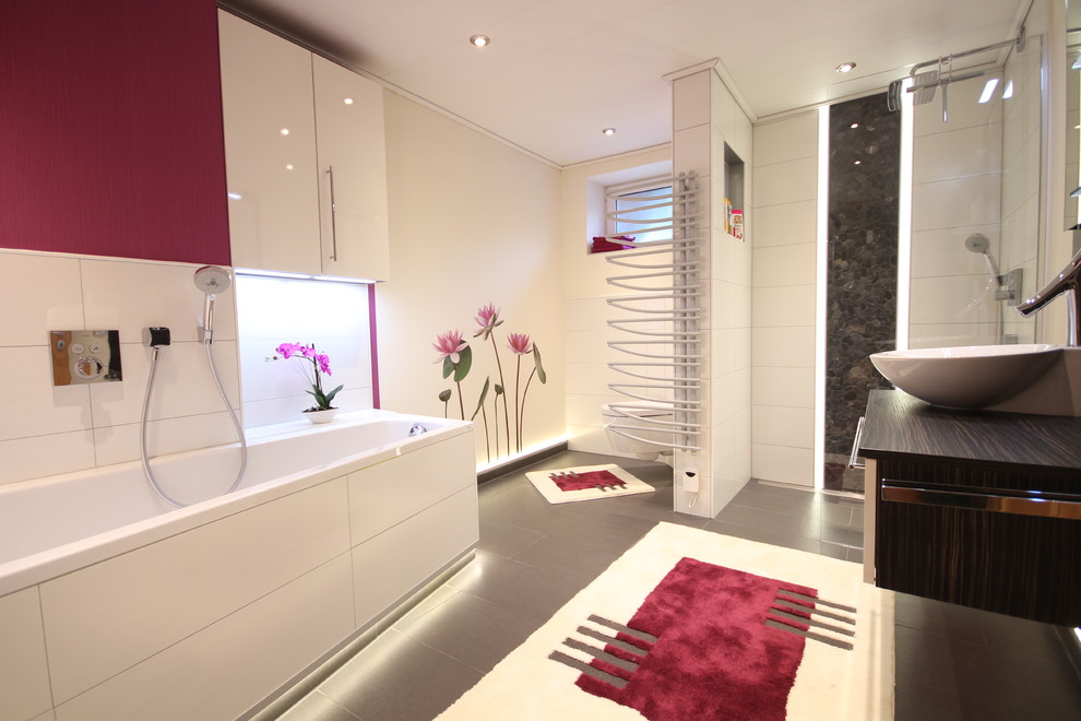This is an example of a mid-sized contemporary bathroom in Cologne.