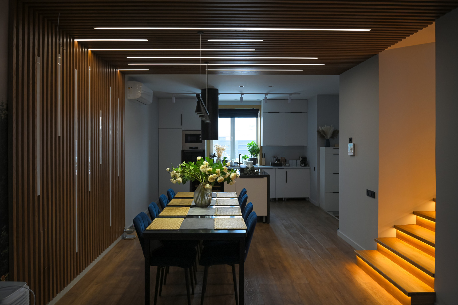 Коттедж в Чукреевке с природными фресками и рейками с подсветкой