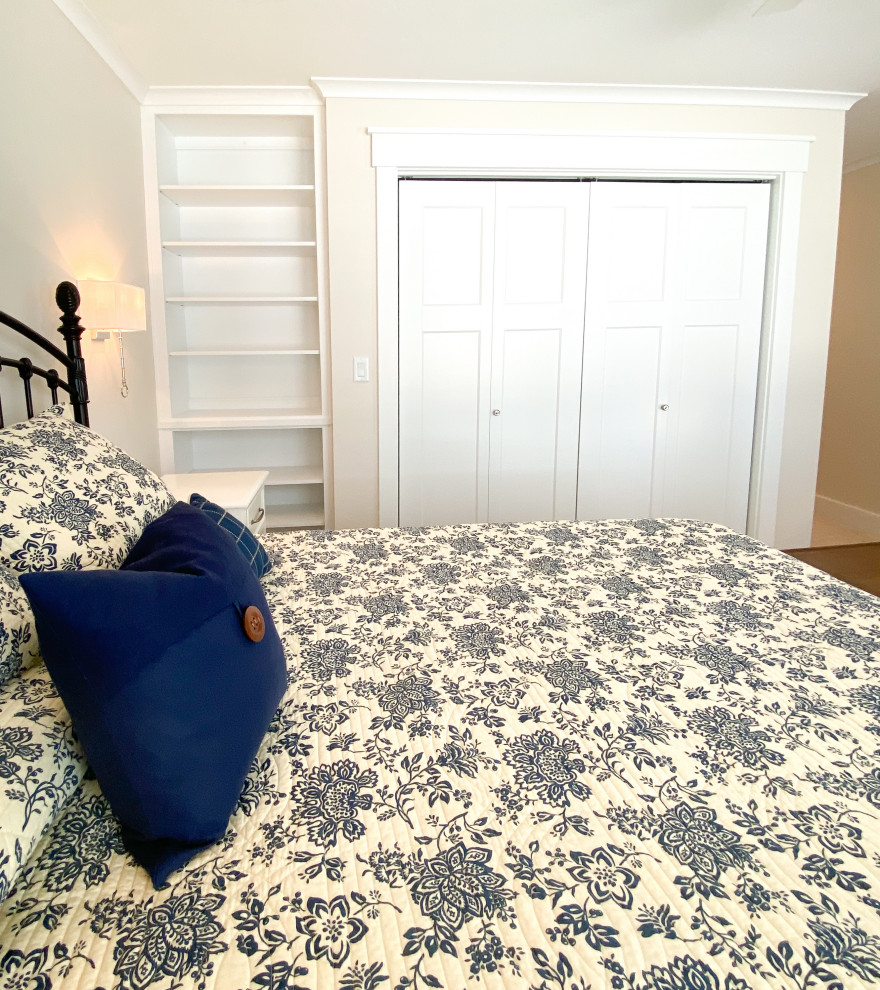 Свежая идея для дизайна: хозяйская спальня среднего размера в морском стиле - отличное фото интерьера