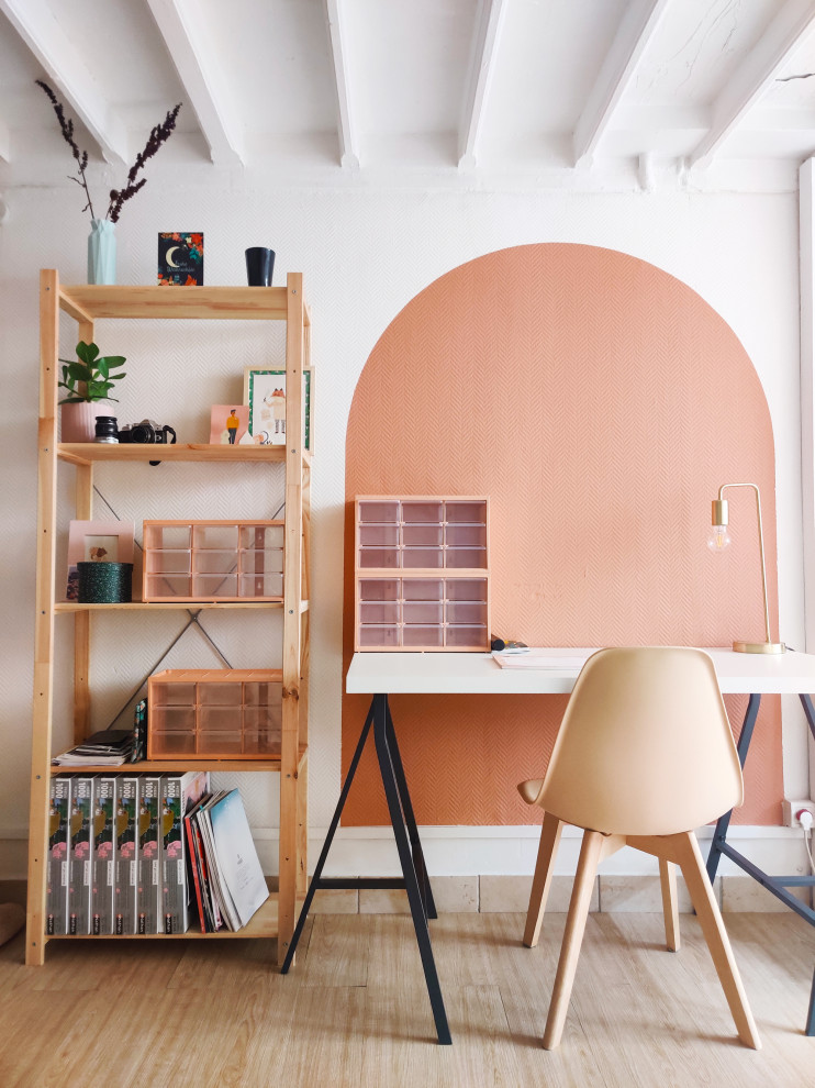 Esempio di uno studio minimalista con pareti rosa e pavimento in linoleum