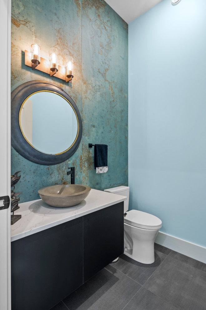 Источник вдохновения для домашнего уюта: ванная комната в современном стиле с фасадами в стиле шейкер, черными фасадами, раздельным унитазом, синей плиткой, плиткой из сланца, синими стенами, полом из керамической плитки, душевой кабиной, настольной раковиной, столешницей из искусственного кварца, серым полом, белой столешницей, тумбой под одну раковину, подвесной тумбой и сводчатым потолком