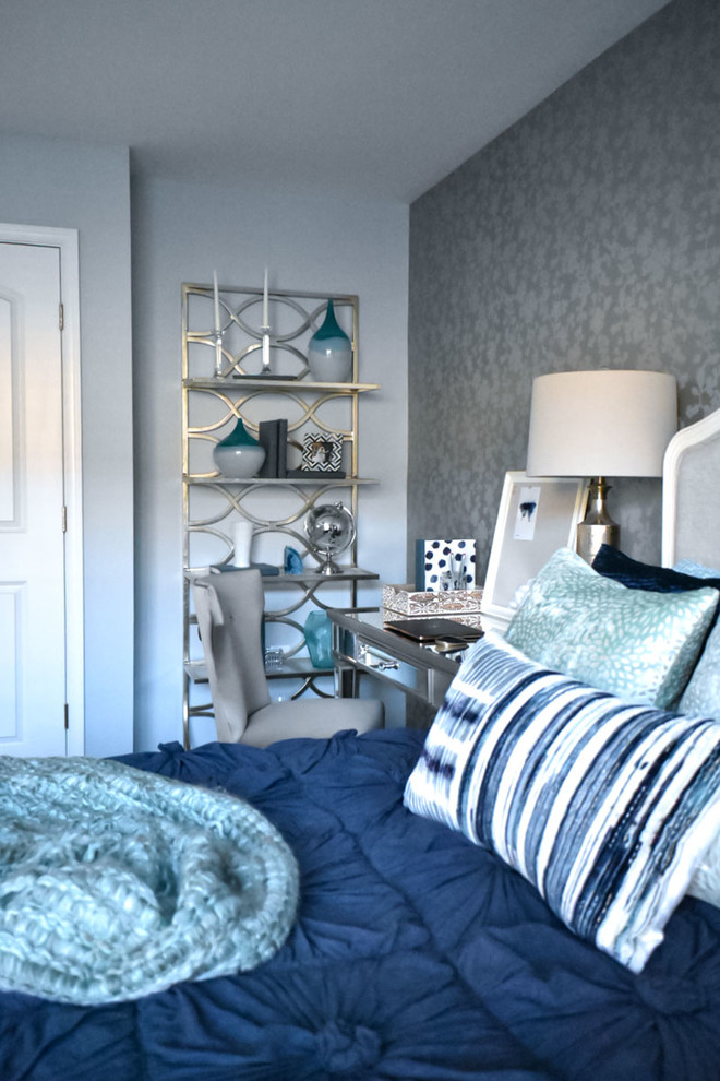 Свежая идея для дизайна: хозяйская спальня среднего размера в стиле неоклассика (современная классика) с серыми стенами, ковровым покрытием и белым полом - отличное фото интерьера