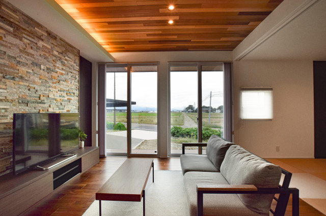 家族と風景を眺め暮らす家 moderno-soggiorno