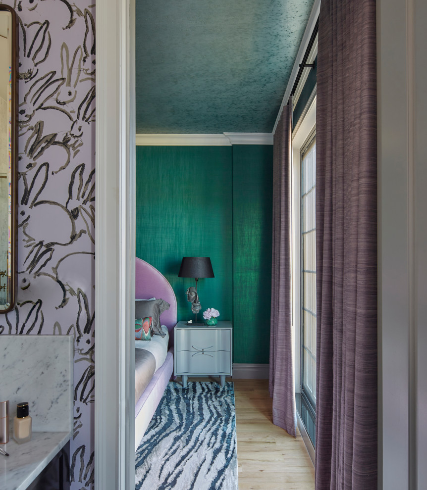 Diseño de dormitorio principal bohemio de tamaño medio con suelo de madera clara, papel pintado y papel pintado
