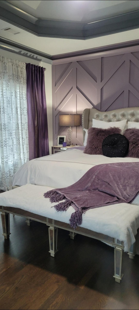 Idées déco pour une chambre parentale moderne de taille moyenne avec un mur violet, parquet foncé, une cheminée standard, un manteau de cheminée en carrelage, un sol marron et un plafond décaissé.
