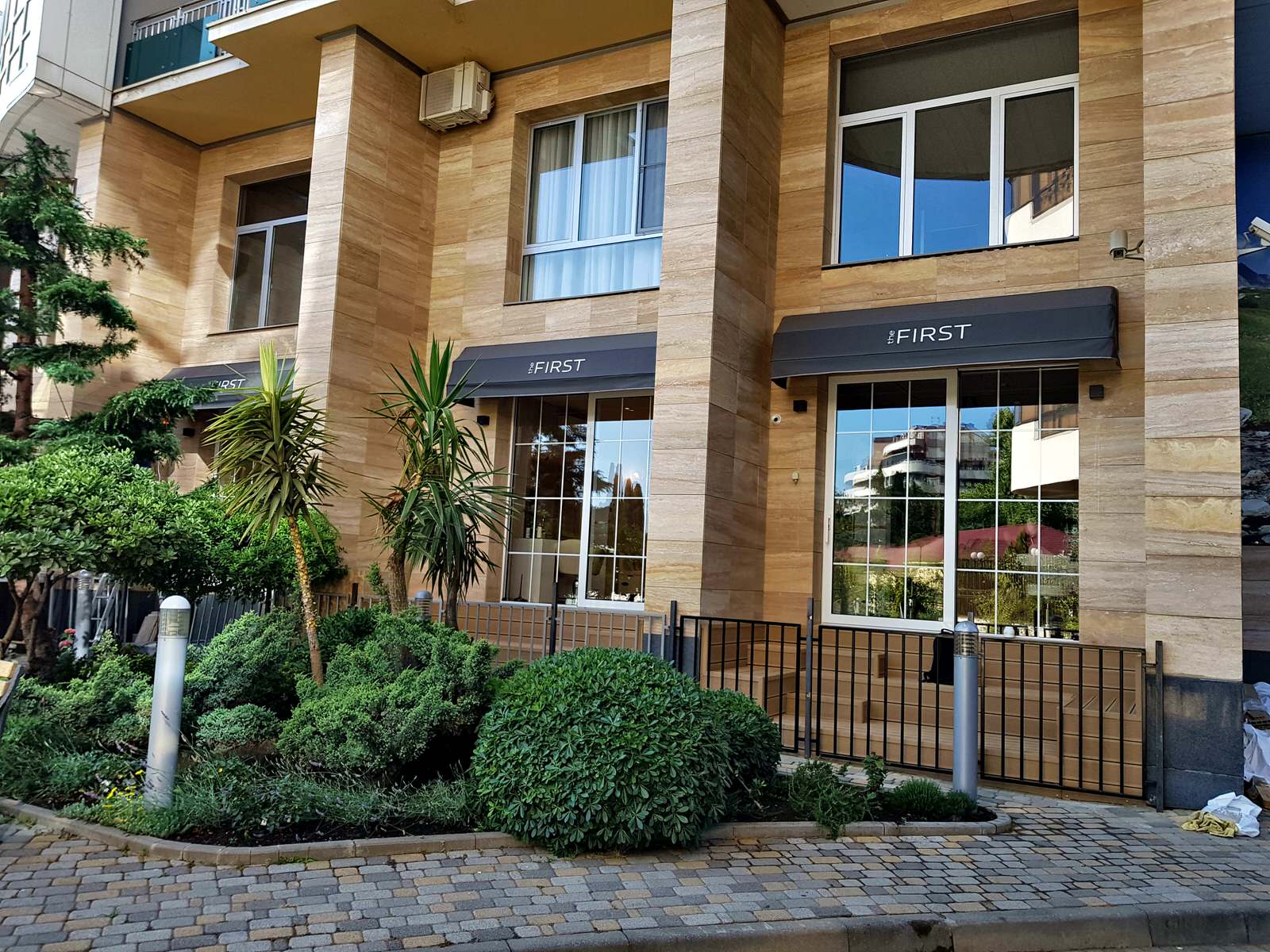 Оформление фасада салона красоты маркизами