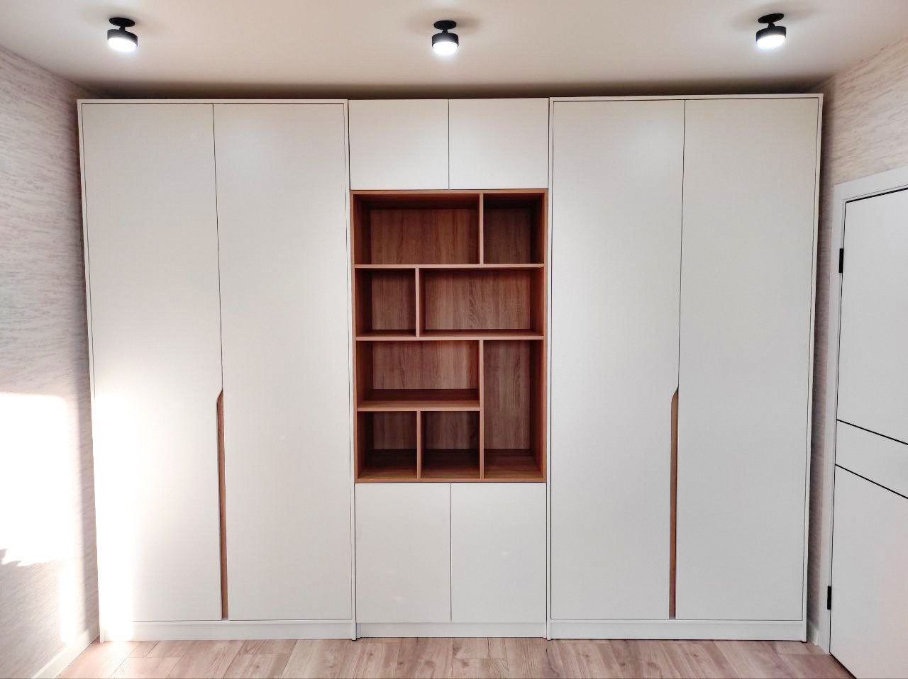 Распашные шкафы