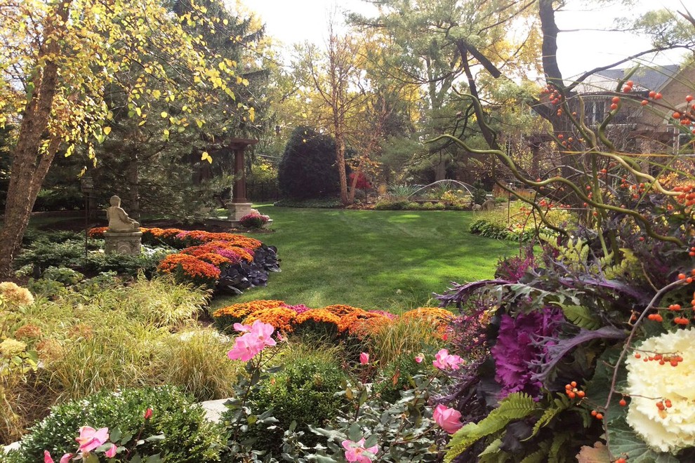 Inspiration for a traditional backyard formal garden in Chicago with a garden path.