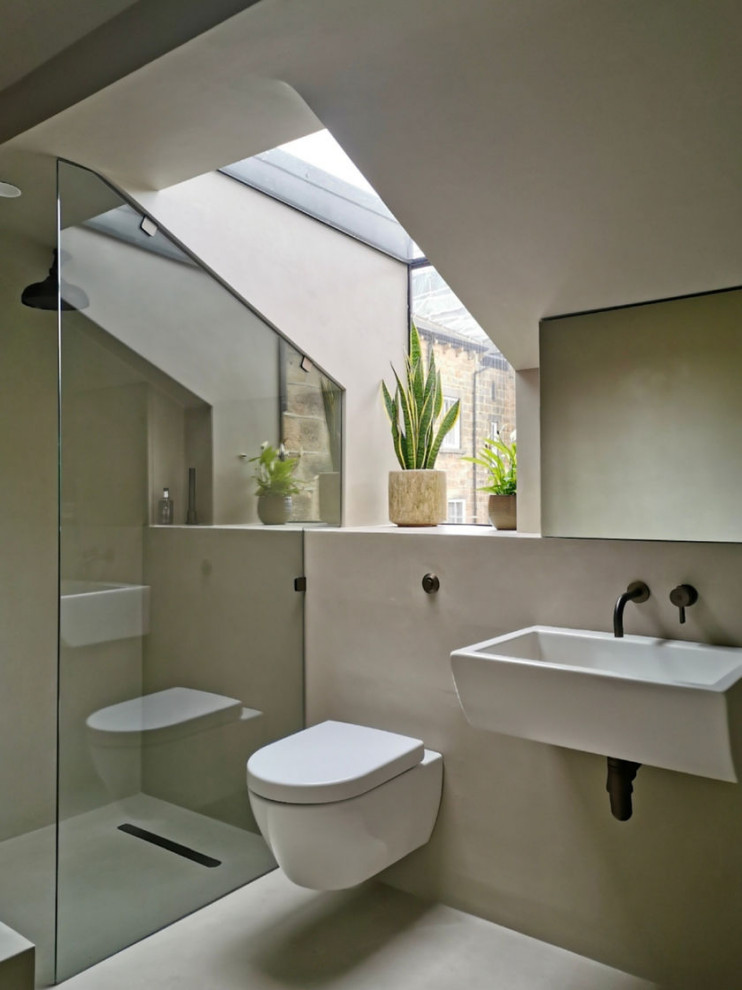 Exempel på ett litet skandinaviskt badrum, med ett platsbyggt badkar, en öppen dusch, ett väggmonterat handfat och med dusch som är öppen