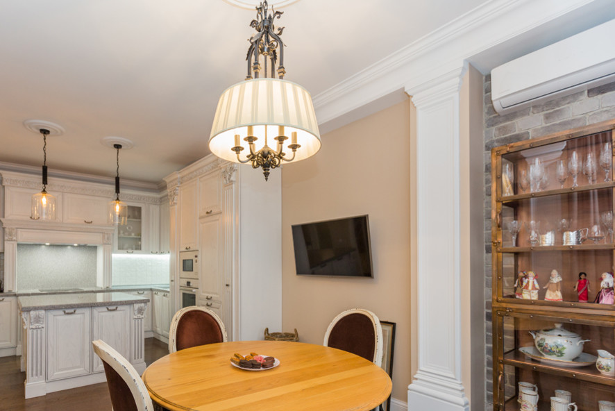 Кухня соединенная с гостиной зеркальным порталом. Реализованный проект