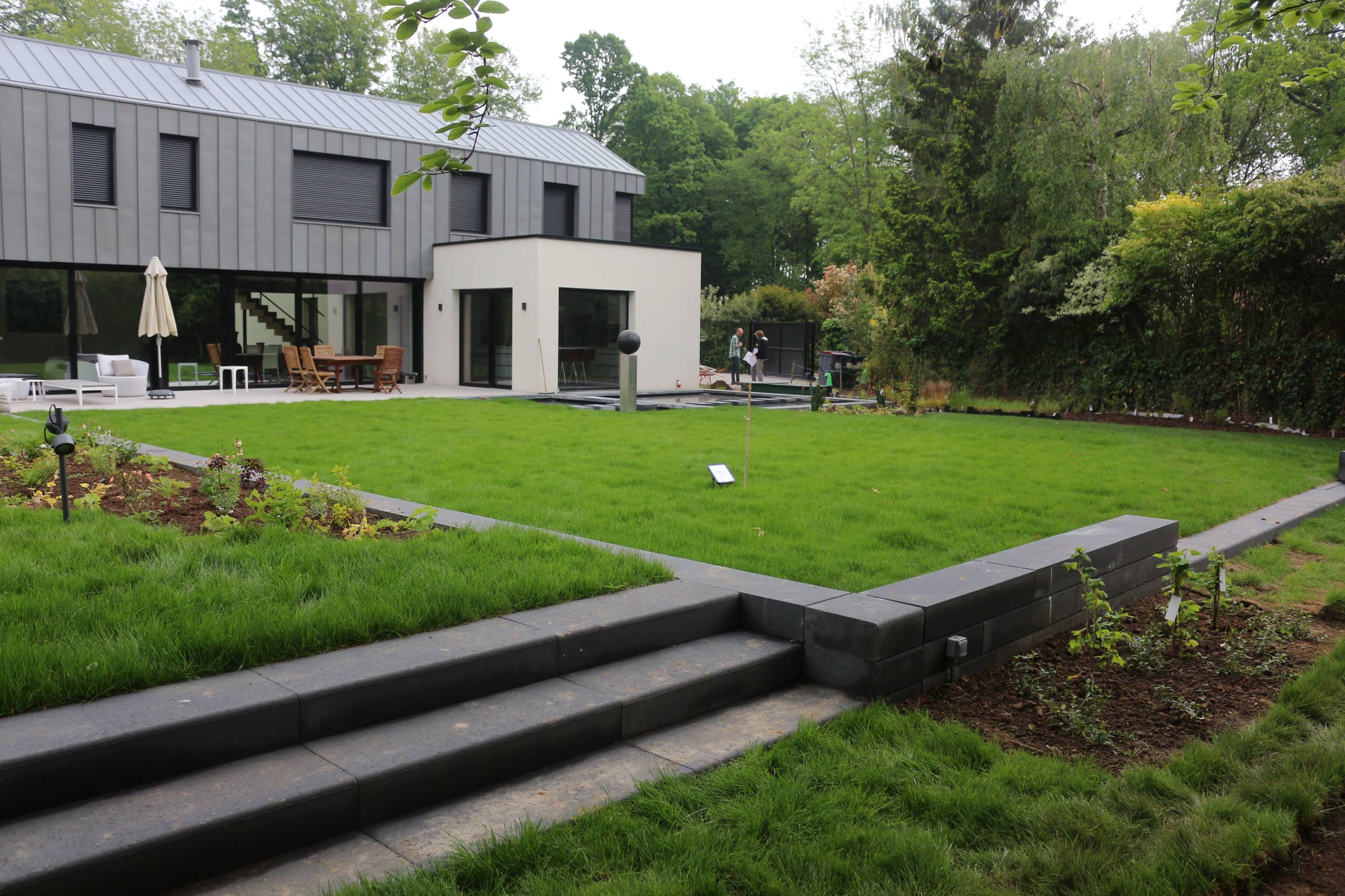 Aménagement d’un jardin autour d’une maison contemporaine - 2150 m²