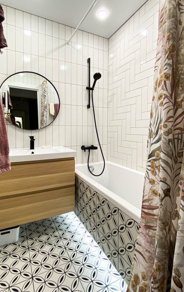 Foto på ett litet nordiskt vit badrum, med skåp i mellenmörkt trä, ett undermonterat badkar, vit kakel, keramikplattor, vita väggar, klinkergolv i keramik, vitt golv och dusch med duschdraperi