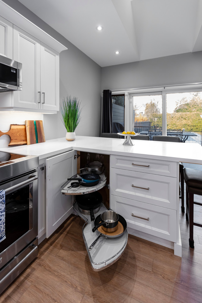 Kitchen - transitional kitchen idea in Toronto
