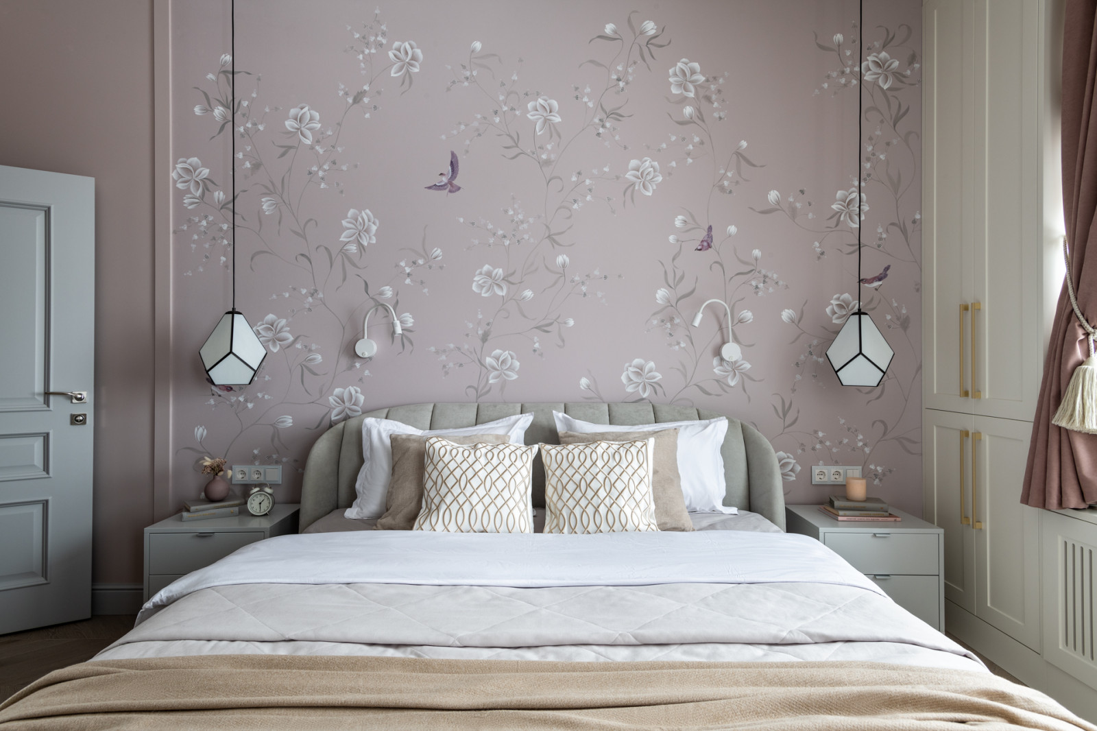 Журнал «Идеи Вашего Дома» назвал этот интерьер «обволакивающий уютом»