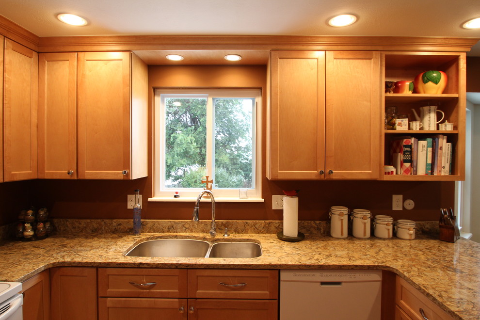Example of a small transitional u-shaped medium tone wood floor eat-in kitchen design in Denver with an undermount sink, shaker cabinets, light wood cabinets, quartz countertops, brown backsplash, white appliances and a peninsula