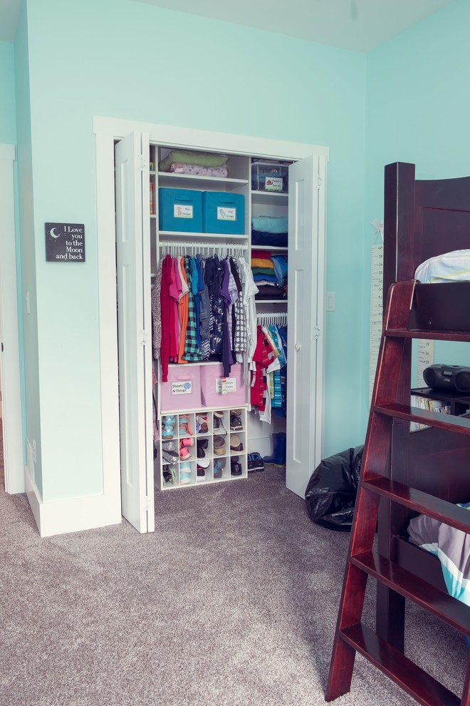Arts and crafts carpeted bedroom photo in Cedar Rapids with blue walls and no fireplace