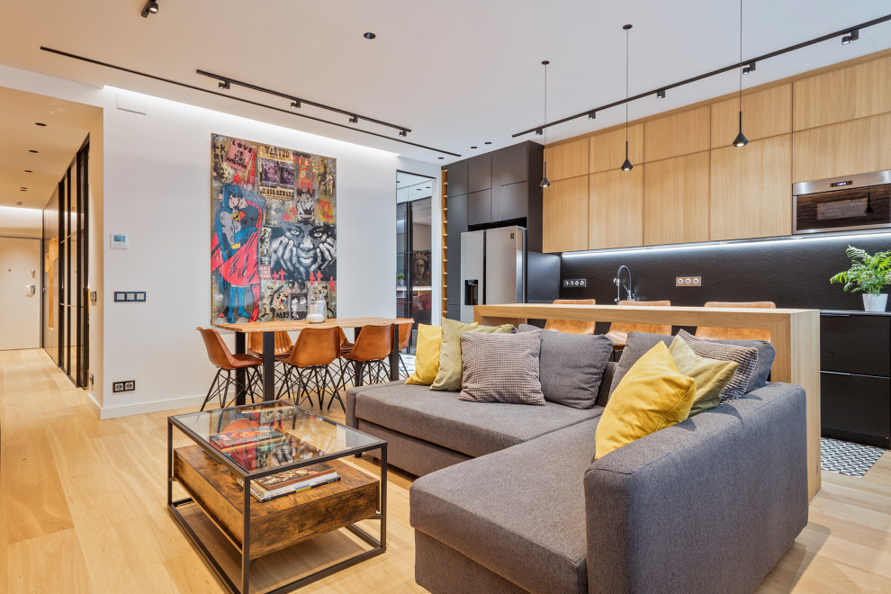 Diseño de sala de estar tipo loft industrial de tamaño medio con suelo de madera en tonos medios, televisor colgado en la pared y ladrillo