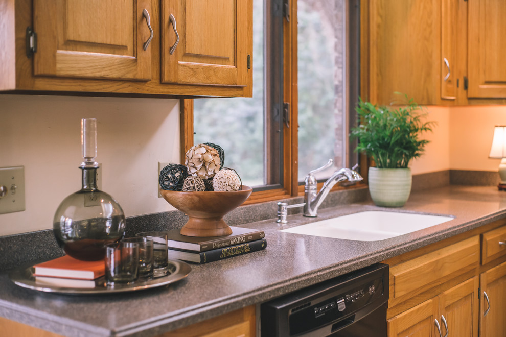 Example of a transitional home design design in Atlanta