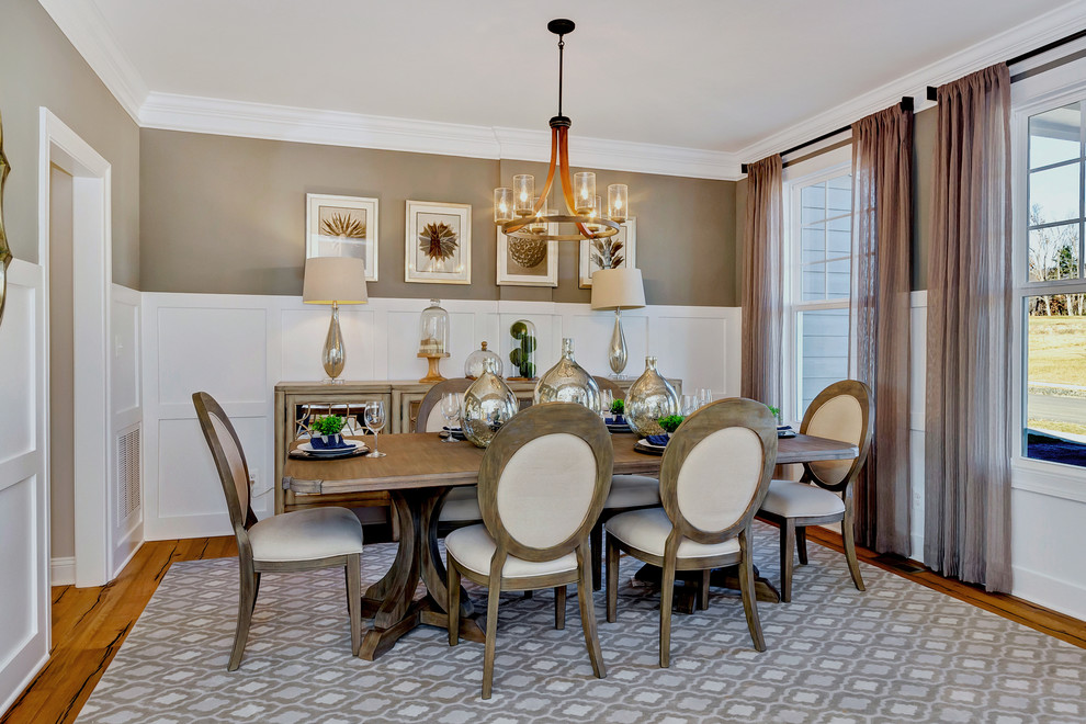 This is an example of a traditional dining room in Richmond.