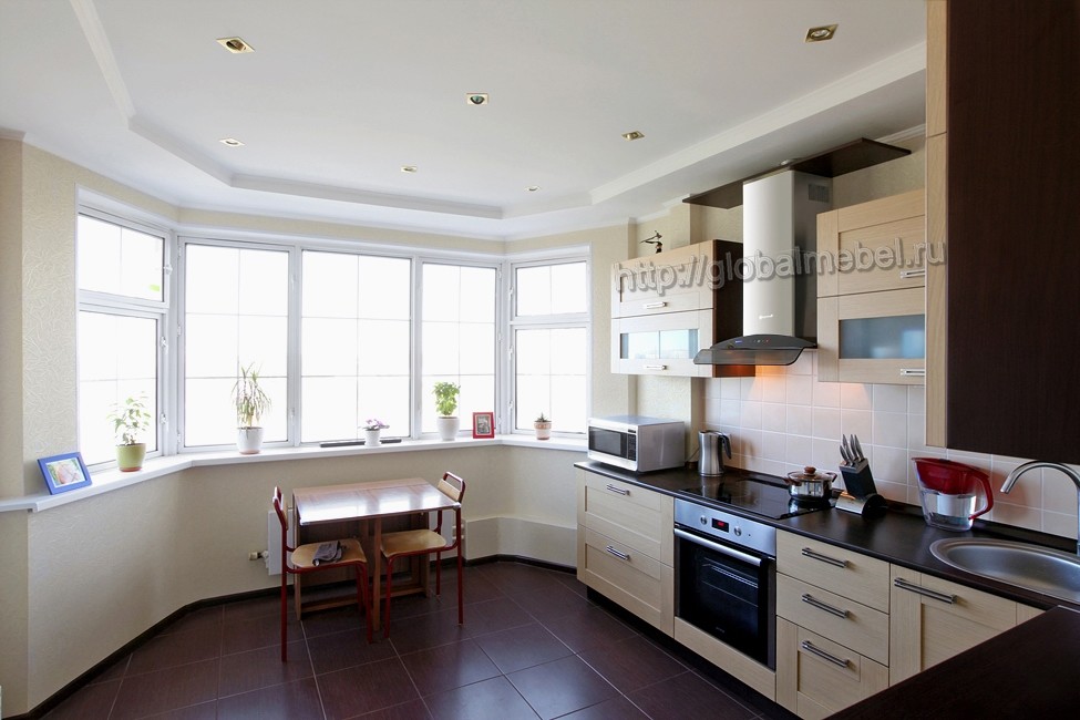 Кухня Кортина 3-2 с итальянскими фасадами из массива и шпона дуба