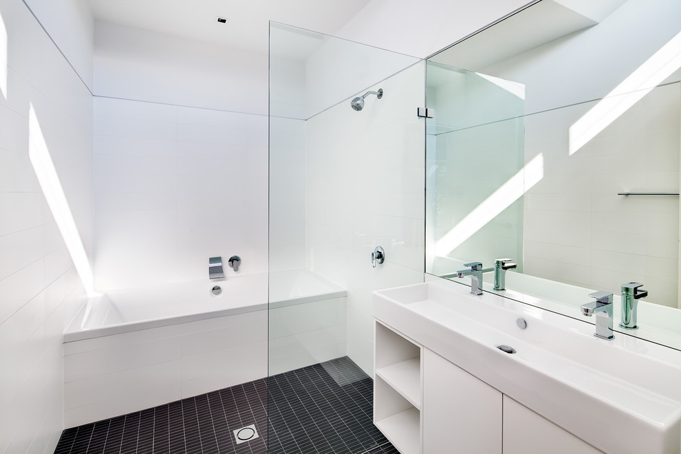 Contemporary bathroom in Sydney with an open shower and an open shower.