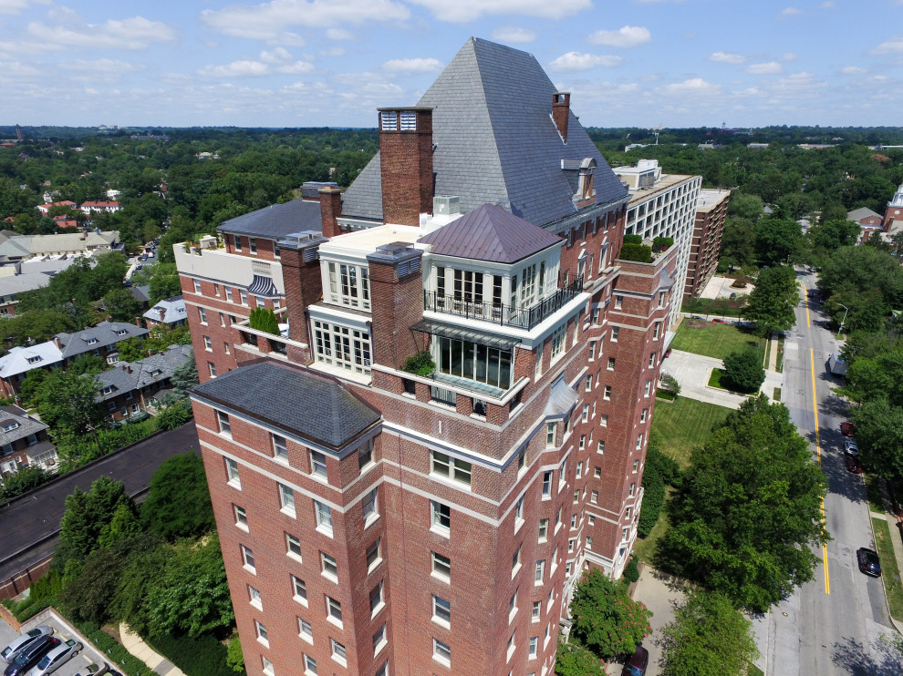 Klassisches Wohnung mit Backsteinfassade, brauner Fassadenfarbe, Walmdach, Schindeldach und blauem Dach in Baltimore