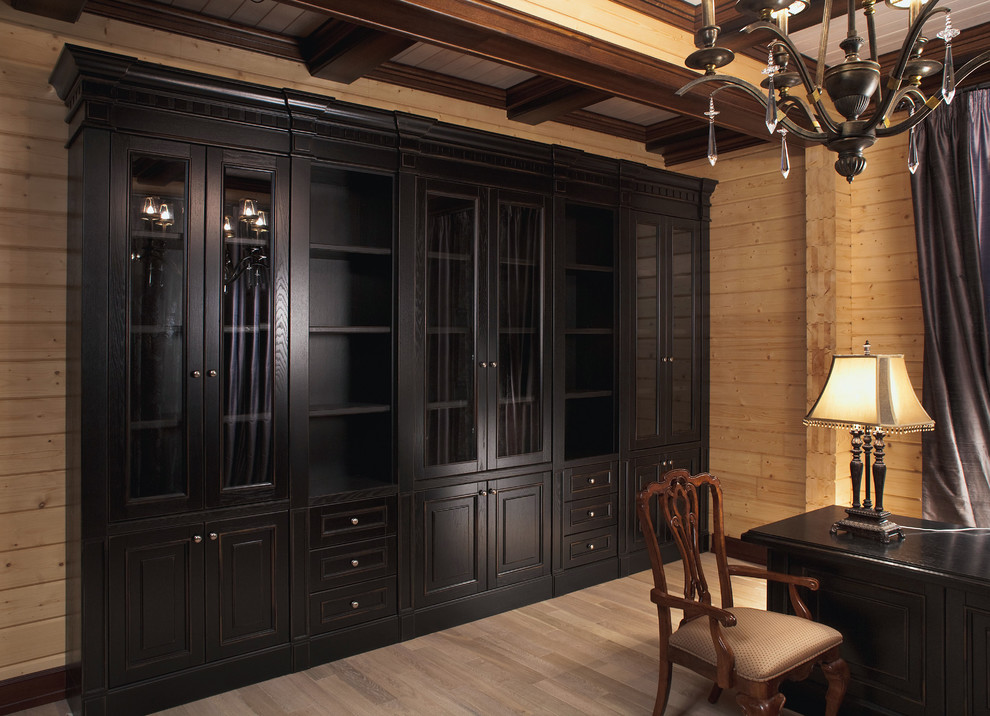 Кессонные потолки, стеновые панели, двери и кухня в деревянном доме