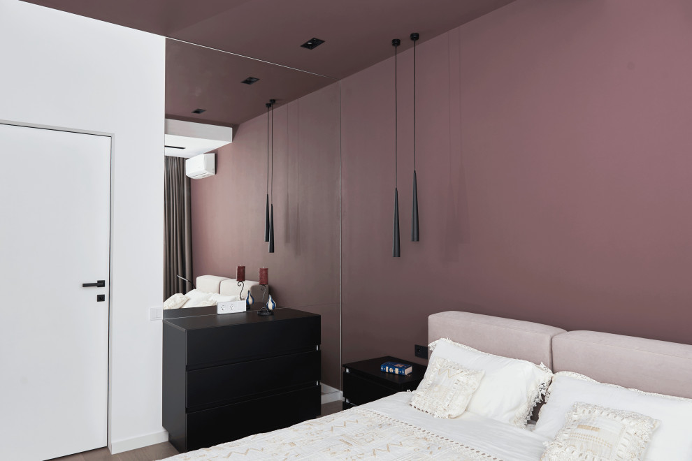Стильный дизайн: хозяйская спальня среднего размера, в белых тонах с отделкой деревом в современном стиле с коричневыми стенами, полом из ламината, коричневым полом, обоями на стенах и акцентной стеной без камина - последний тренд