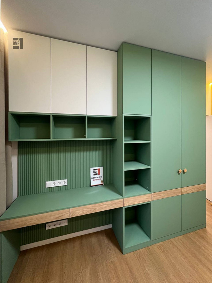 Шкаф и стол в детскую