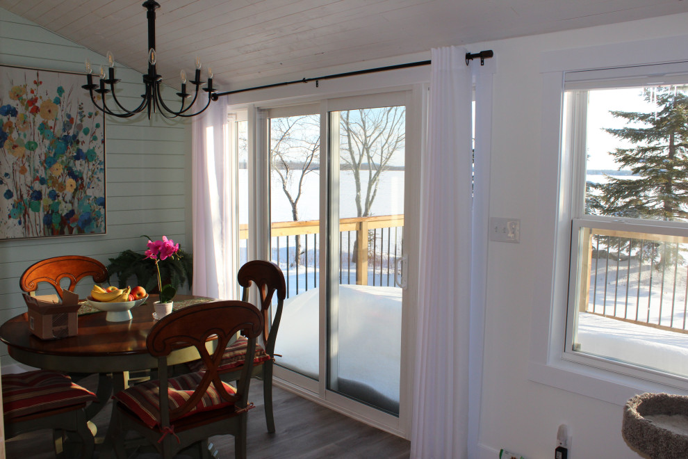 На фото: кухня-столовая среднего размера в стиле кантри с белыми стенами, полом из винила, серым полом, деревянным потолком и деревянными стенами
