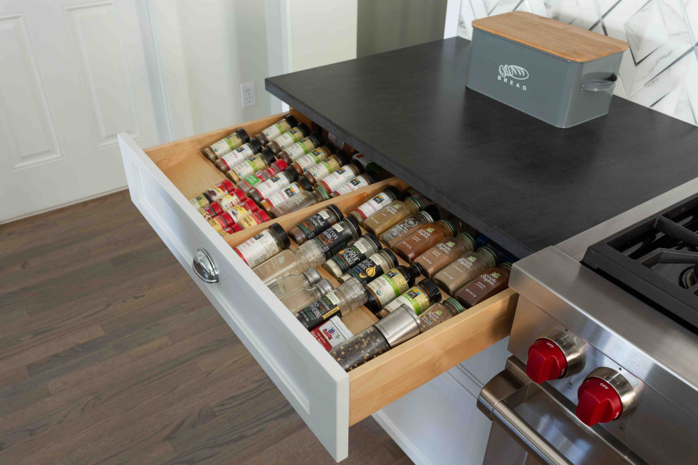 Example of a transitional kitchen design in Chicago
