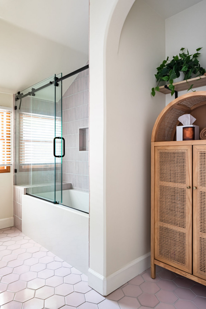 Bild på ett mellanstort minimalistiskt badrum, med keramikplattor, klinkergolv i keramik, rosa golv och dusch med skjutdörr