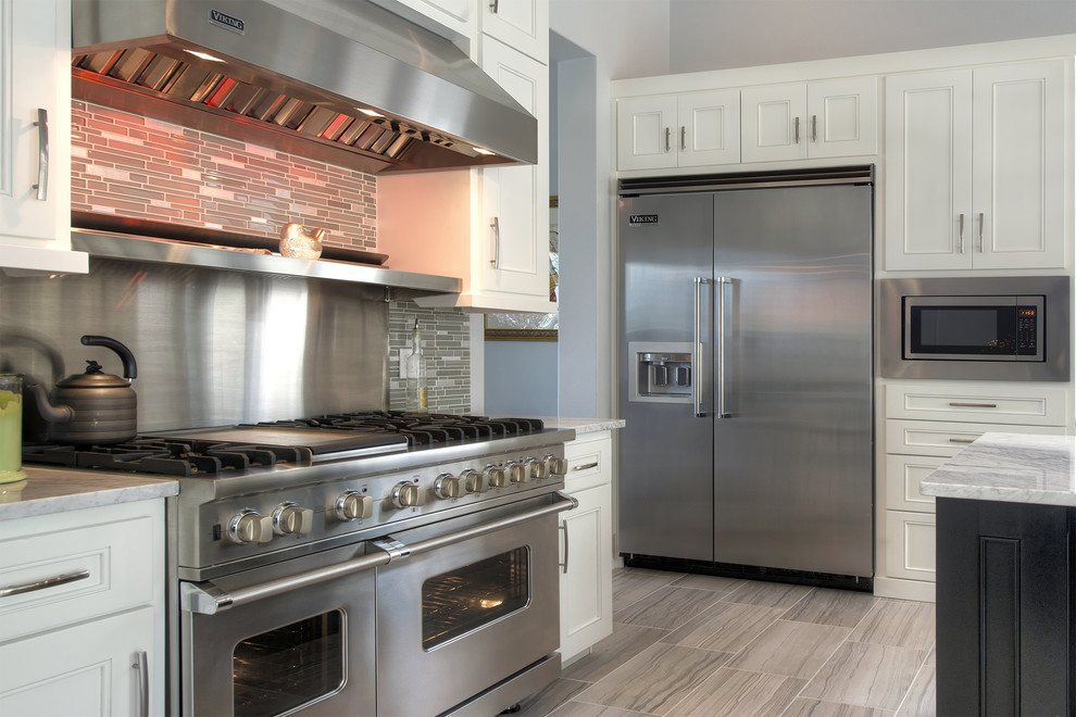 Kitchen - transitional kitchen idea in Austin